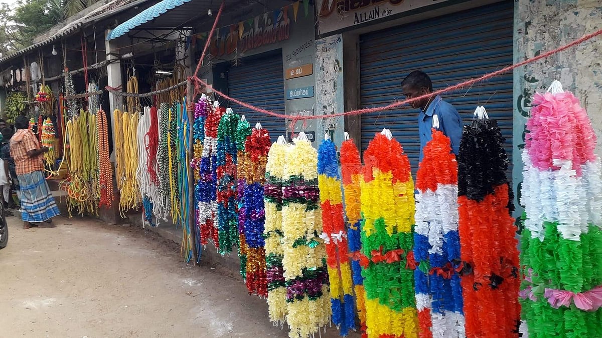 தாணிக்கோட்டகம் கடை வீதியில் கால்நடைகளுக்கு தேவையான மாலைகள், கயிறு, அலங்காரப் பொருள்கள் விற்பனை