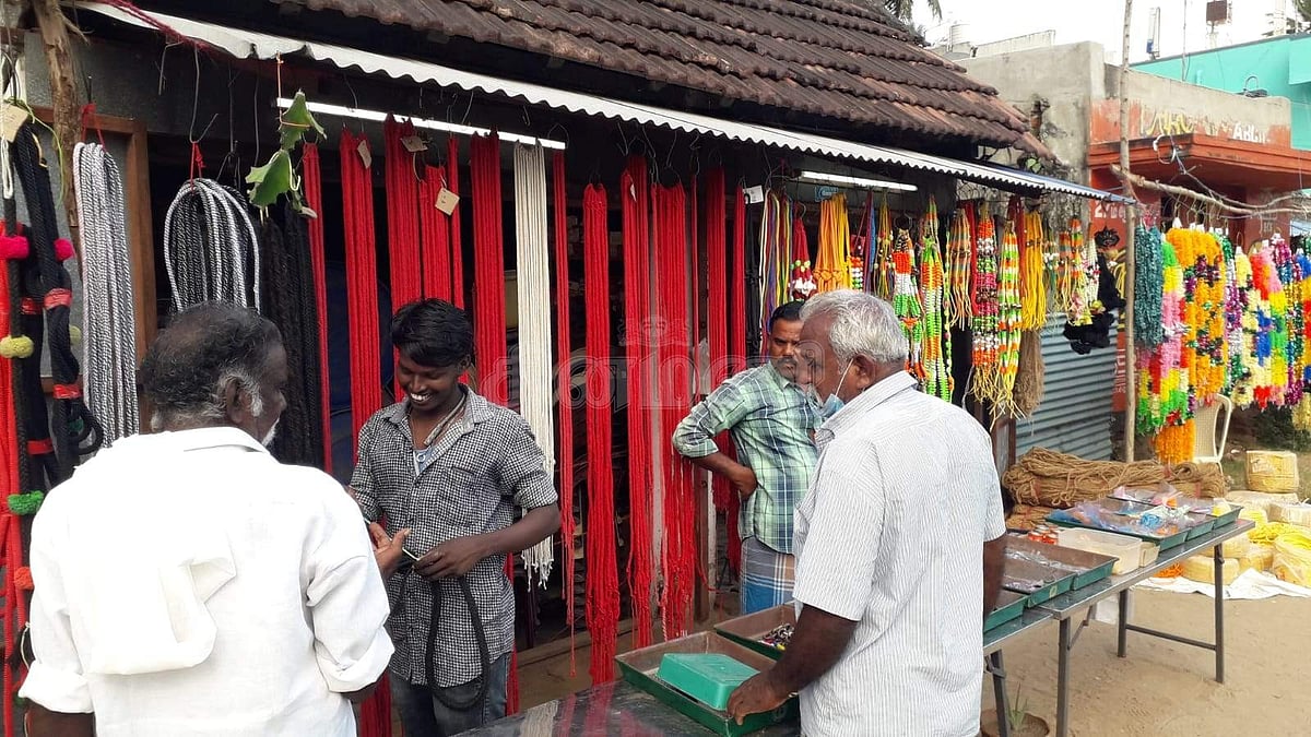 தாணிக்கோட்டகம் கடை வீதியில் கால்நடைகளுக்கு தேவையான மாலைகள், கயிறு, அலங்காரப் பொருள்கள் விற்பனை