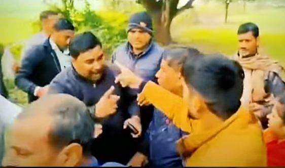 பப்லு குமாரைத் தாக்கும் கிராம மக்கள்