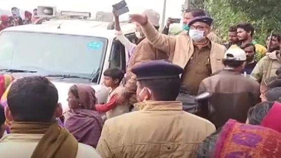 கிராம மக்களை சமாதானப்படுத்தும் காவல் துறை