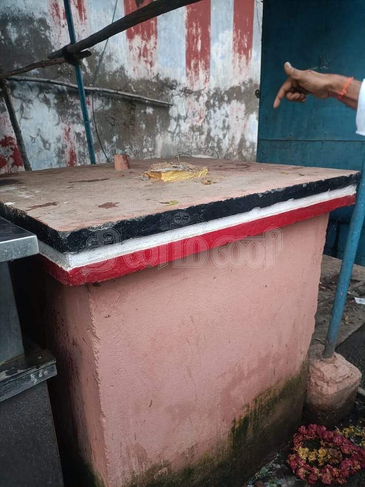 தஞ்சாவூரில் எம்ஜிஆர் சிலை அகற்றப்பட்டிருந்த பீடம்.