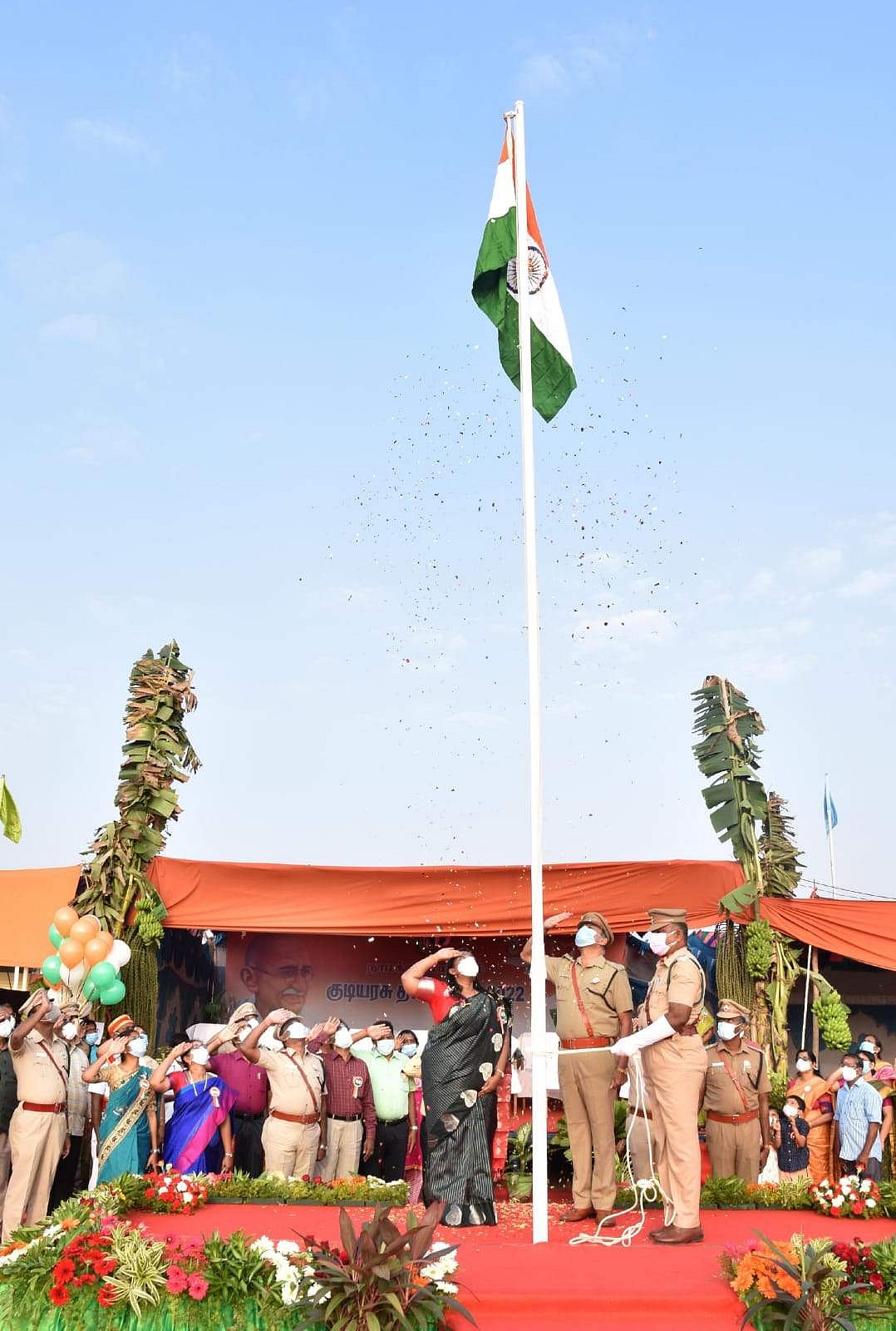 நாமக்கல்லில் குடியரசு நாள் விழாவில் தேசிய கொடியை ஏற்றி வைத்து மரியாதை செலுத்தும் மாவட்ட ஆட்சியர் ஸ்ரேயா பி.சிங். 