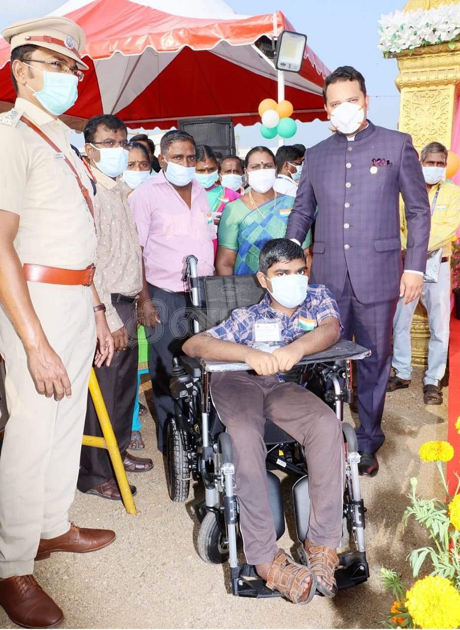  நலத்திட்ட உதவிகள் வழங்குகிறார் மாவட்ட ஆட்சியர்