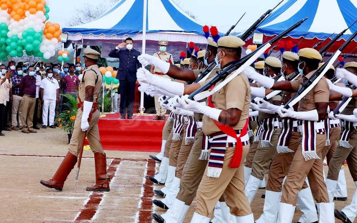 காவலர்களின்  அணிவகுப்பை ஏற்கிறார் மாவட்ட ஆட்சியர் 