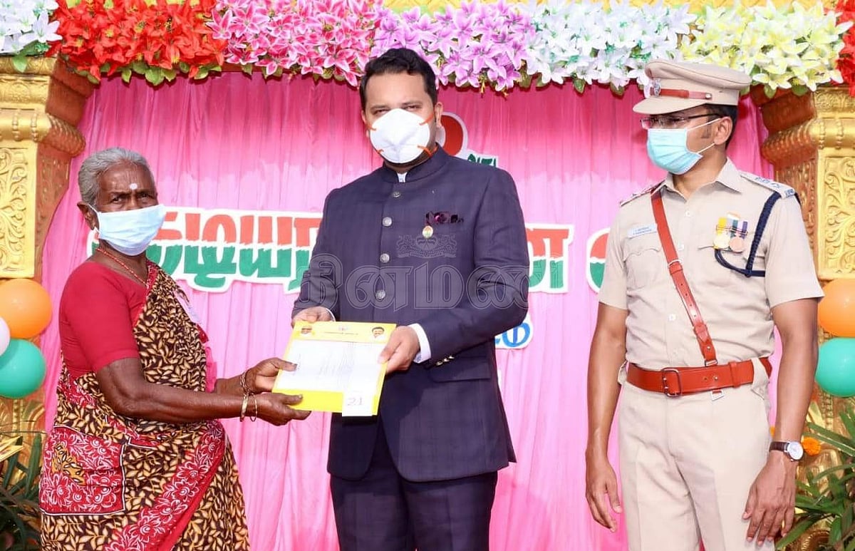  நலத்திட்ட உதவிகள் வழங்குகிறார் மாவட்ட ஆட்சியர்