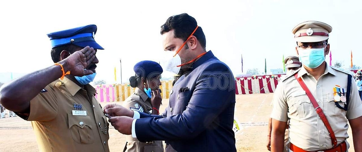  நலத்திட்ட உதவிகள் வழங்குகிறார் மாவட்ட ஆட்சியர்