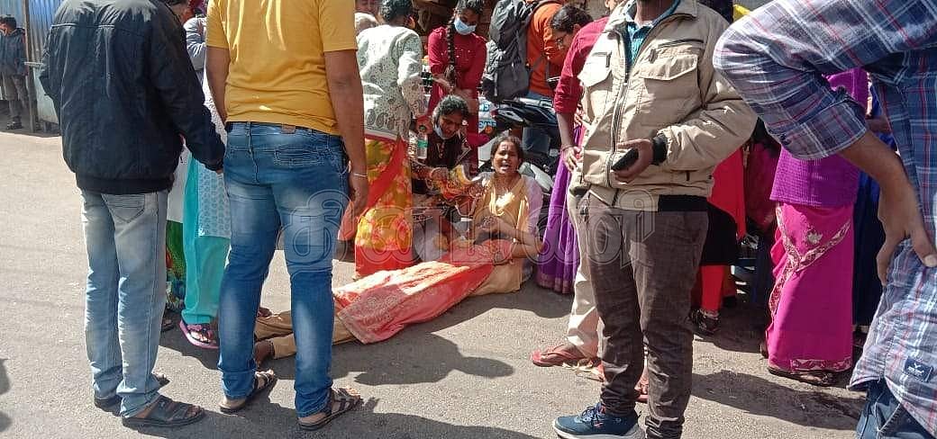 கொடைக்கானல் வெள்ளி நீர்வீழ்ச்சிப் பகுதியில் சுற்றுலாப் பயணிகள் மீது சுற்றுலா கார் மோதி விபத்து