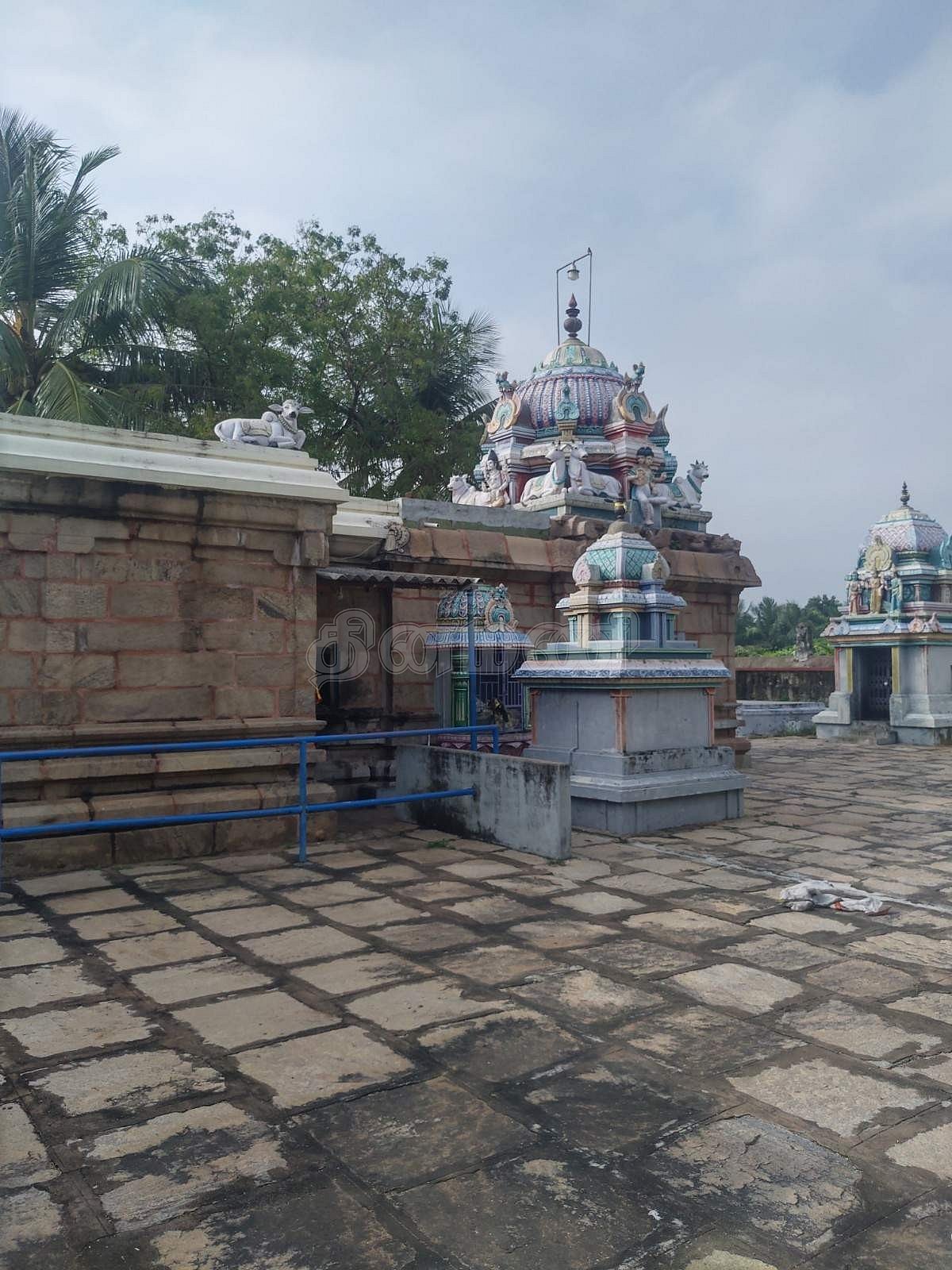 <strong> இறைவன் சன்னதி கோபுரம்</strong>