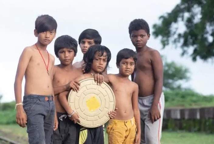 ராகுல் கோலி - படத்தில் இரண்டாவது சிறுவன் (இடமிருந்து வலமாக)