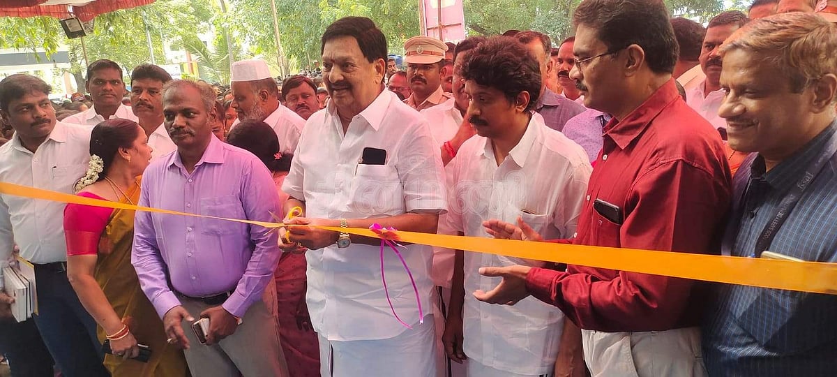 புத்தக கண்காட்சியை துவக்கி வைத்து அமைச்சர் ஆர். காந்திCaption