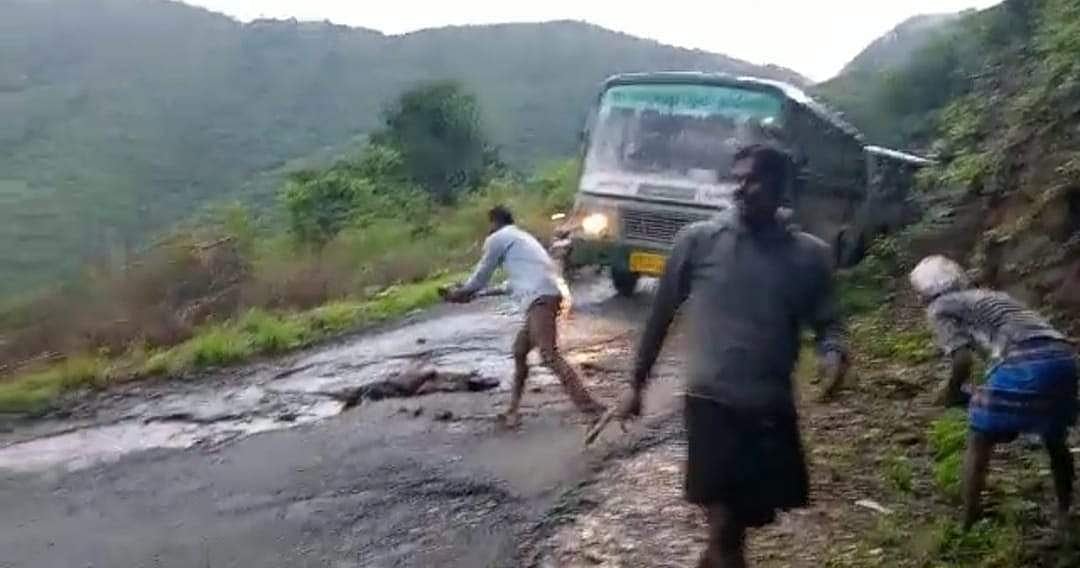 அரசுப் பேருந்திலுள்ள பயணிகளைக் காக்கும் முயற்சியில் பழங்குடியினர்