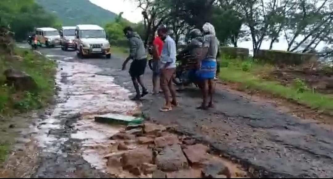 அரசு அதிகாரிகள் வாகனத்தை பாதுகாப்பாக அனுப்பி வைக்கும் முயற்சியில் பழங்குடியினர்