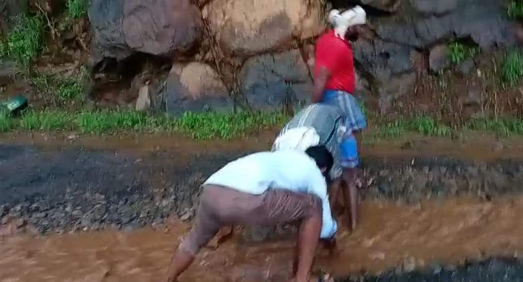 பச்சமலை சாலை அரிப்பில் கல் அடுக்கும் பழங்குடியினர்