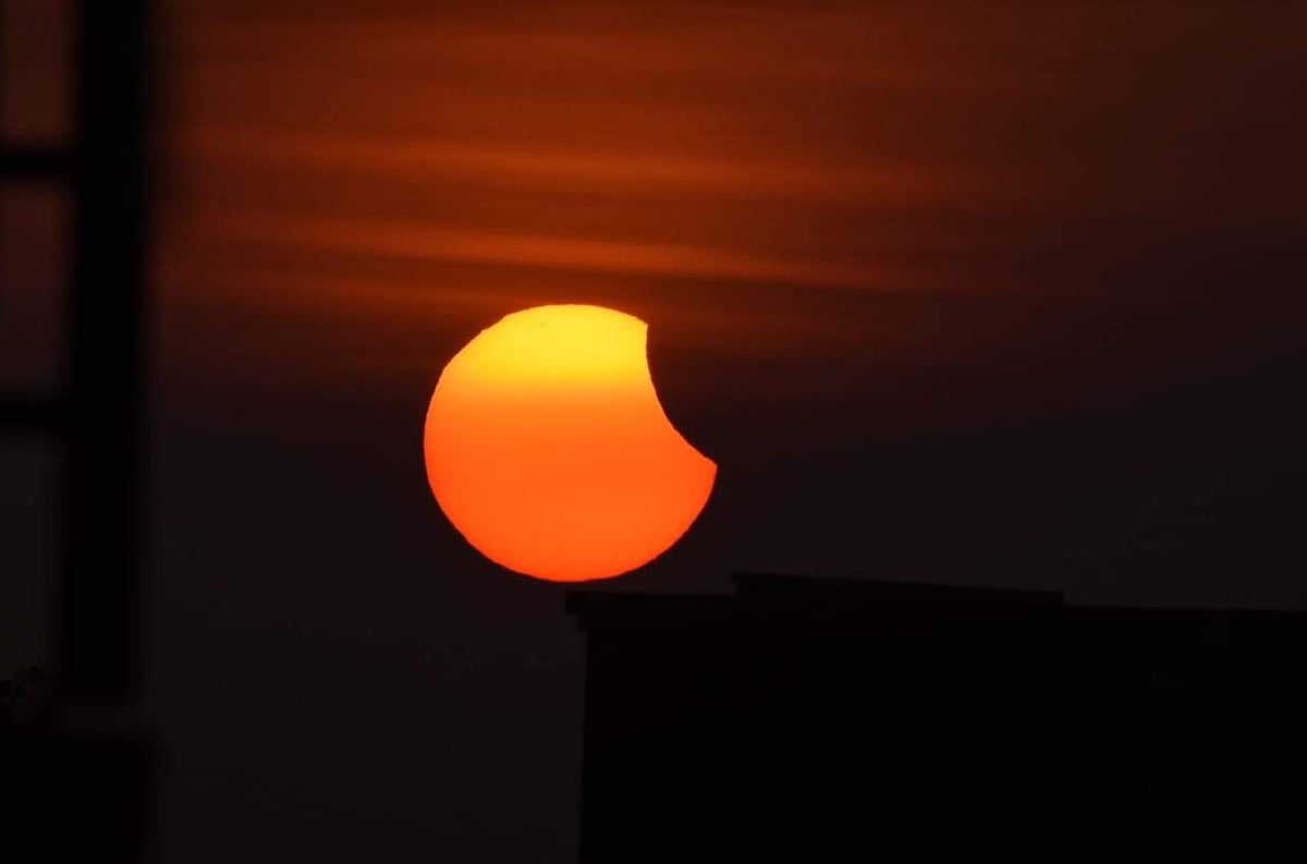 தருமபுரியில் தென்பட்ட பகுதிநேர சூரிய கிரகணம்