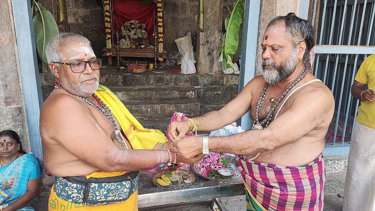 <strong>காப்பு கட்டும் பக்தர்கள்</strong>