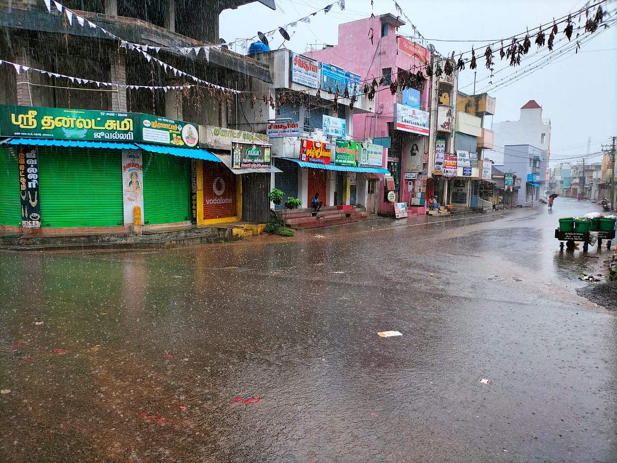 மழையால் வெறிச்சோடி காணப்படும் தம்மம்பட்டி சாலை