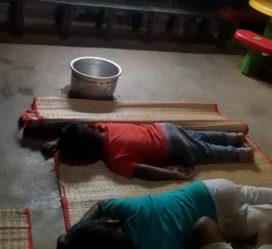 அங்கன்வாடி மையத்திற்குள் ஒழுகும் மழைநீரை பிடிப்பதற்காக வைக்கப்பட்டுள்ள பாத்திரம்