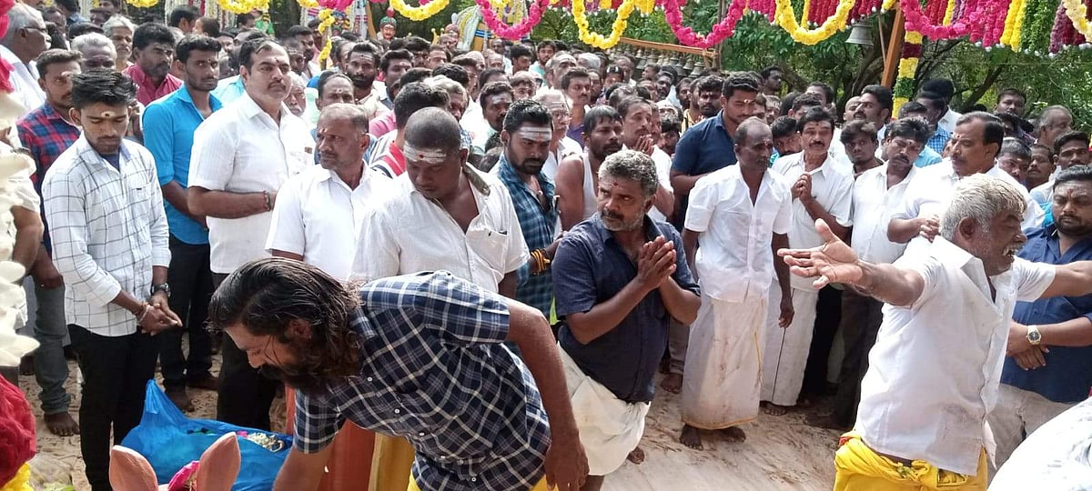 விழாவில் திரளாக பங்கேற்ற ஆண் பக்தர்கள்