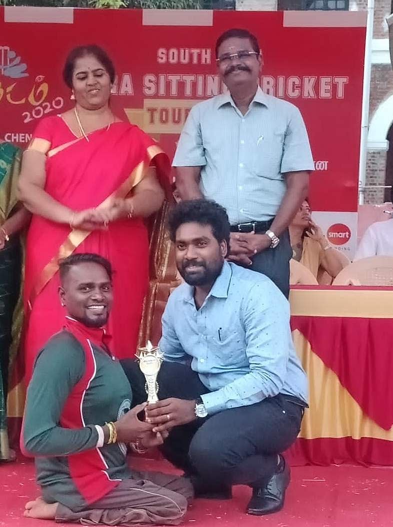 சிறந்த பேட்ஸ்மேனுக்கான பரிசு பெற்ற கோவிந்தராஜ்.