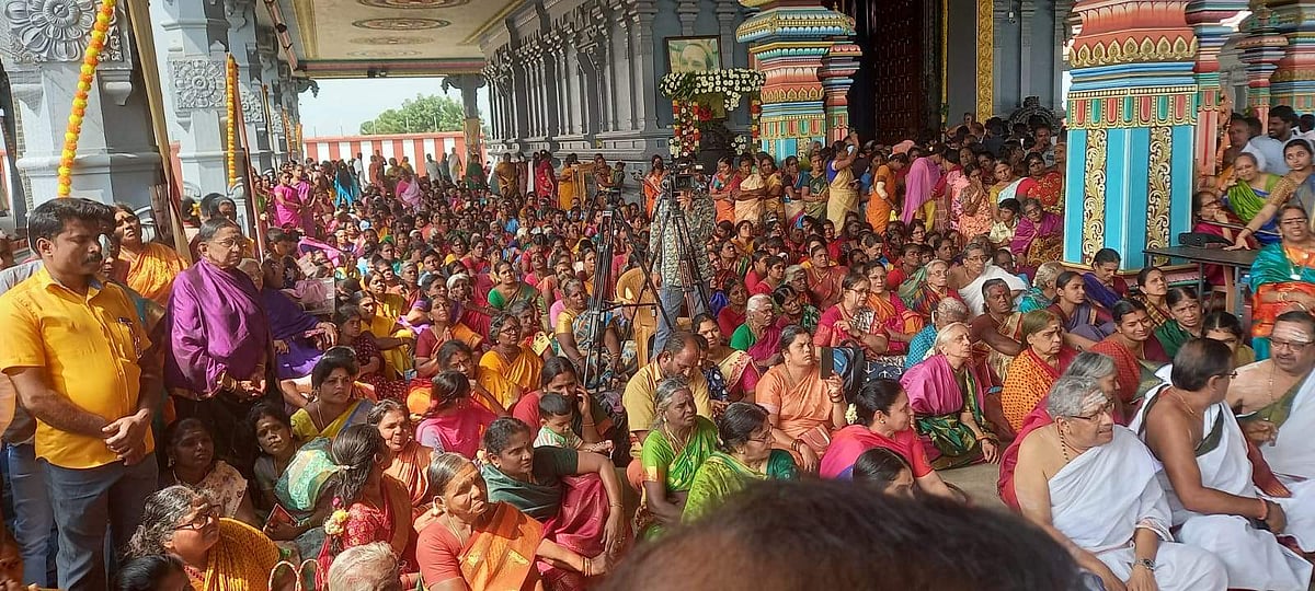 சீதாகல்யாண வைபவத்தில் கலந்து கொண்ட பக்தர்கள்.