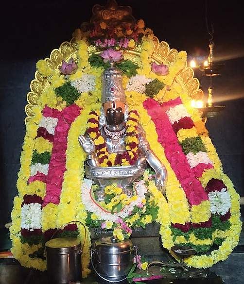 வெள்ளிக் கவச அலங்காரத்தில் ஐயப்பன்.