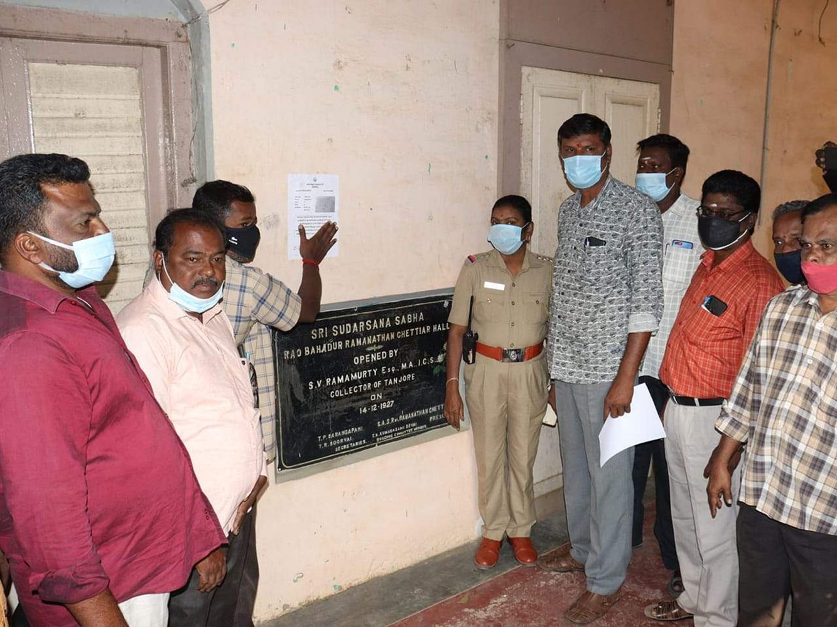 சபாவை மீட்டு நோட்டீஸ் ஒட்டிய மாநகராட்சி அலுவலர்கள்.