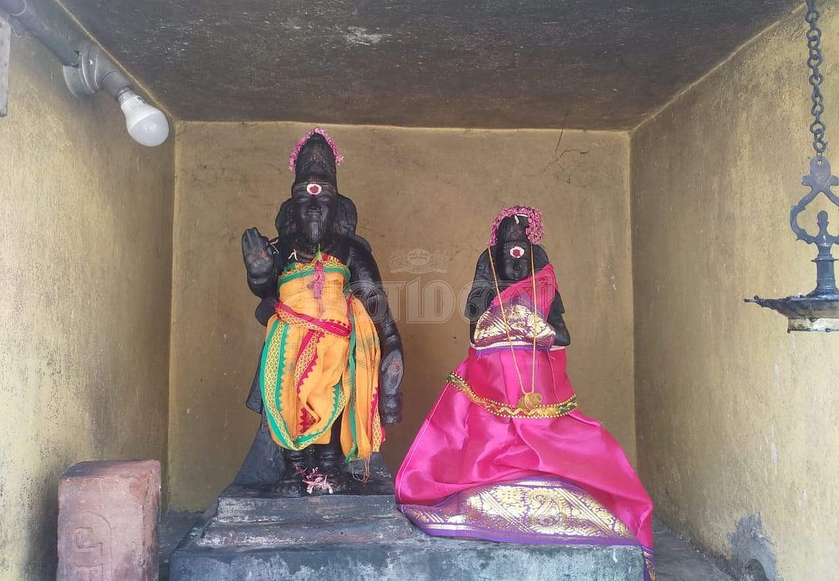 <strong>மனைவி ஸ்ரீலோப முத்ராவுடன் அகத்திய மகிரிஷி சுவாமி</strong>