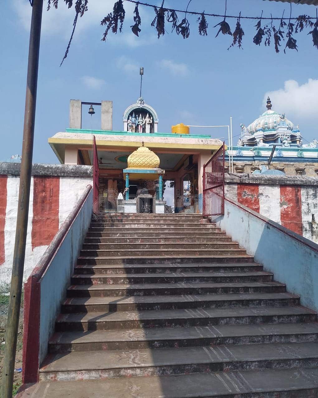 <strong>கோயிலின் நுழைவுவாயில் பகுதி</strong>