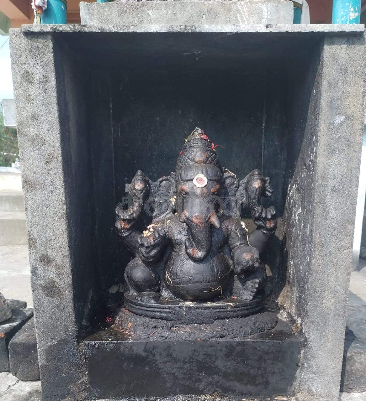 <strong> பலிபீடம் அருகிலுள்ள விநாயகர்</strong>