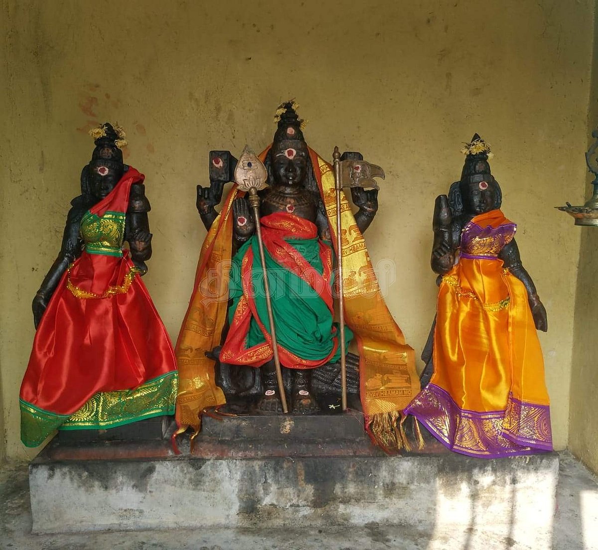 <strong>வள்ளி-தெய்வசேனா சமேதராய் எழுந்தருளியுள்ள சுப்பிரமணியர் சுவாமி</strong>