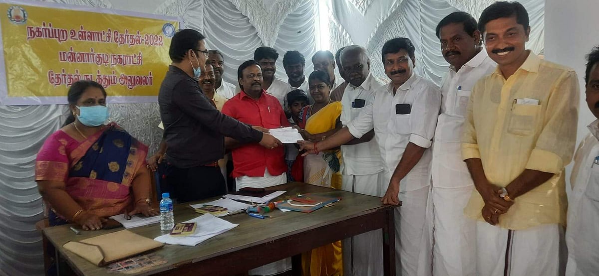 மன்னார்குடி நகராட்சி 33 வது வார்டில் வெற்றி பெற்றதற்கான சான்றிதழை நகராட்சி தேர்தல் நடத்தும் அலுவலர் கே. சென்னுகிருஷ்ணனிடம் பெறும் அமமுக வேட்பாளர் அ.திருச் செல்வி.