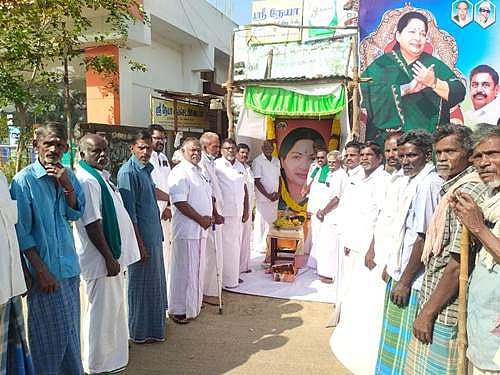 திருக்குவளை கடைத்தெரு பகுதியில் நடைபெற்ற மறைந்த முன்னாள் தமிழக முதல்வர் ஜெயலலிதா பிறந்த நாள் அனுசரிப்பு நிகழ்வில் பங்கேற்றோர்.