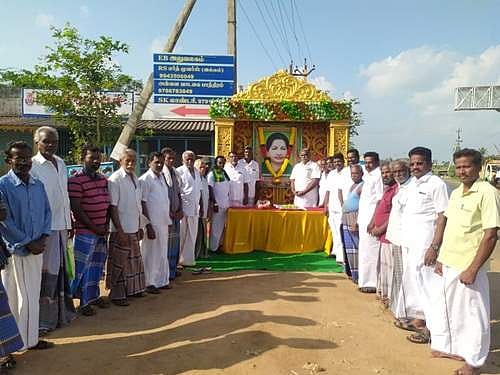 மேலப்பிடாகை கடைத்தெரு பகுதியில் நடைபெற்ற மறைந்த முன்னாள் தமிழக முதல்வர் ஜெயலலிதா பிறந்த நாள் அனுசரிப்பு நிகழ்வில் பங்கேற்றோர்.