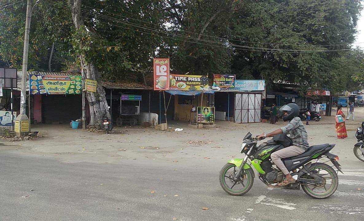 கடையடைப்பு போராட்டத்தால் வெறிச்சோடி காணப்பட்ட தெக்கலூர்