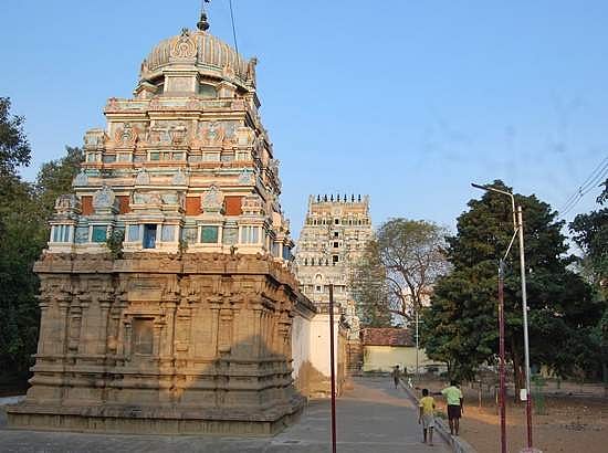 <strong>கோயில் பின்புறம்</strong>