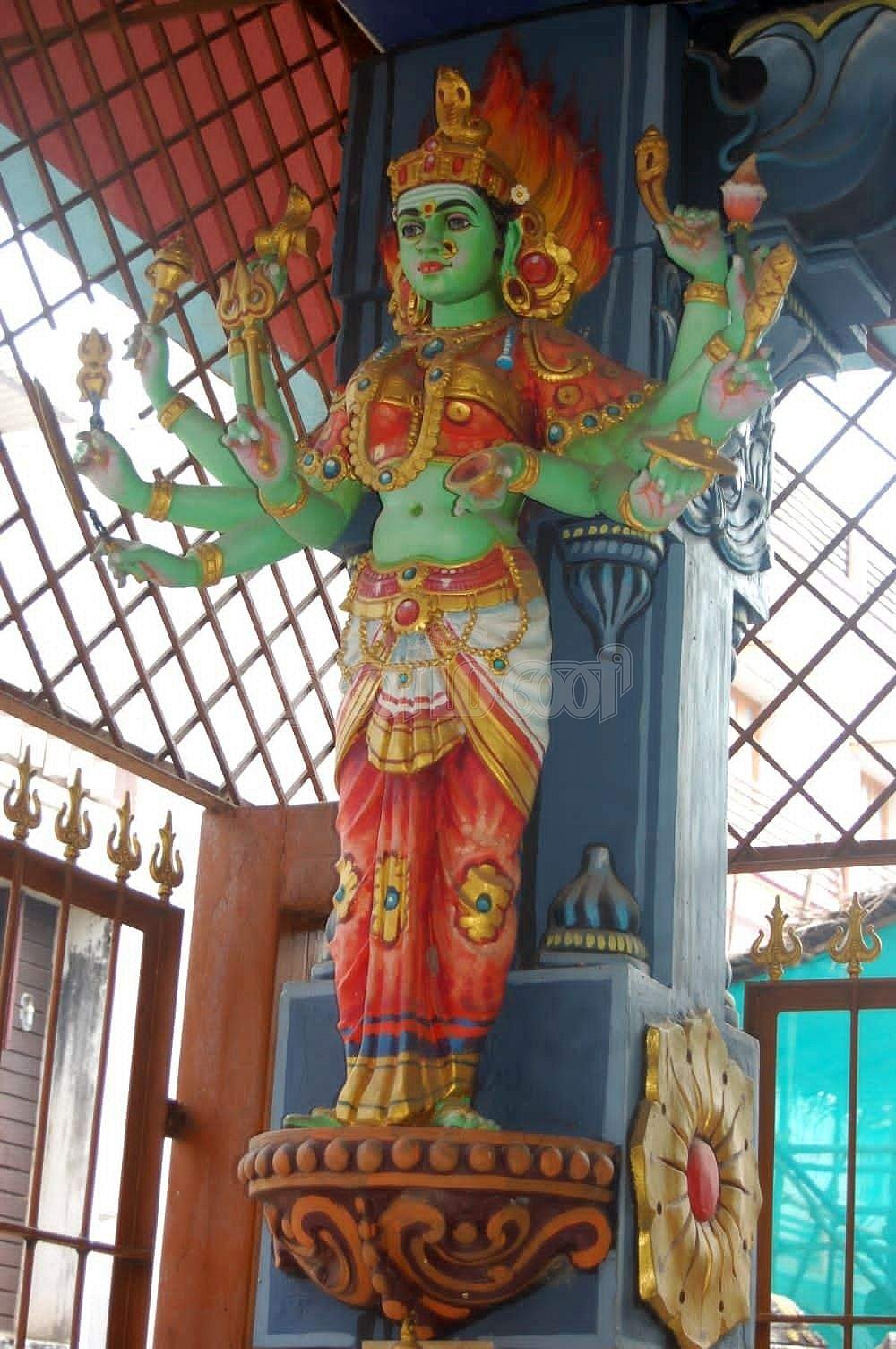 <strong>மண்டபத் தூண்களில் வடிவமைக்கப்பட்டுள்ள எண் திசை காளிகள்</strong>