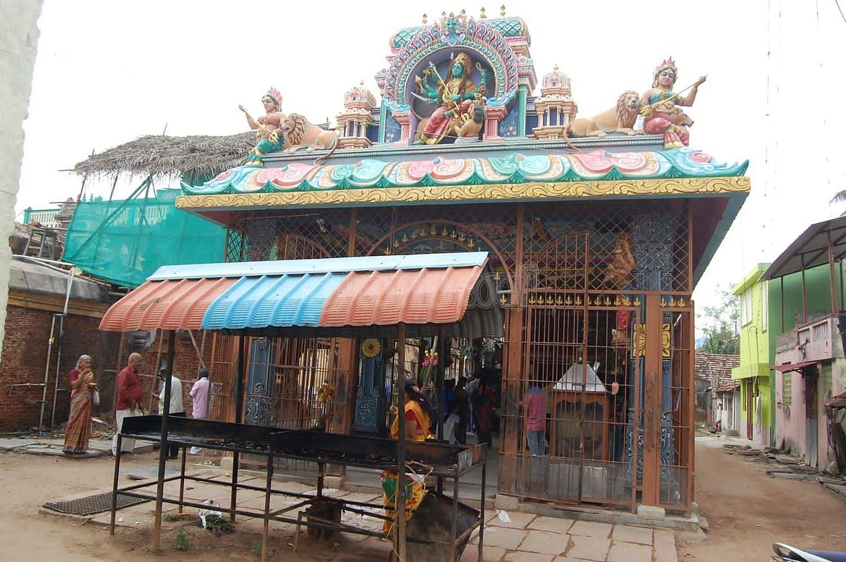 <strong>கோயில் மண்டபம்</strong>