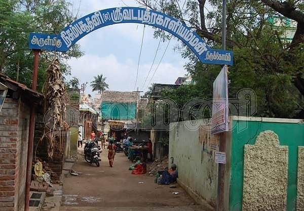 <strong>கோயில் நுழைவுவாயில்</strong>