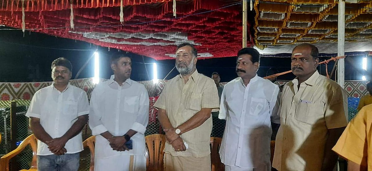 நிகழ்ச்சியில் கலந்து கொண்ட ஓ. ராஜா உள்ளிட்டோர்