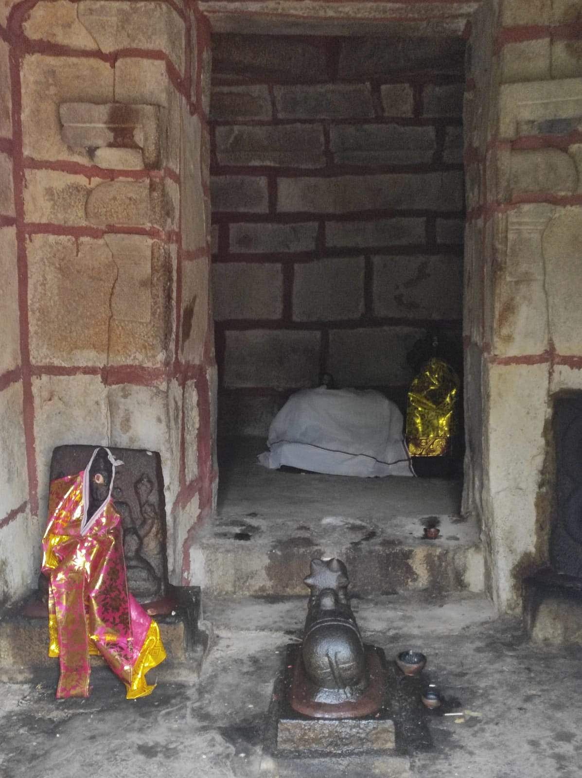 <strong>விசாலாட்சி அம்மன் உடனுறை விசுவநாதர் சன்னதி</strong>