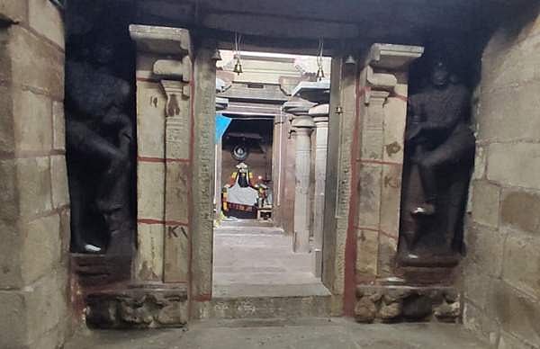 <strong>துவார பாலகர்கள்</strong>