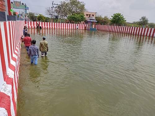 தஞ்சாக்கூரில் சுப்பிரமணியர் கோயில் தெப்பக்குளத்தில் எழுந்தருளியுள்ள ராகு -கேது பகவானை தரிசிக்கச் சென்ற வட மாநில பக்தர்கள்.