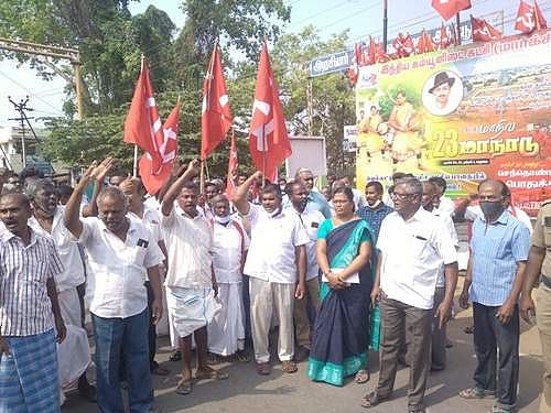 திமுக-வின் செயலை கண்டித்து மார்க்சிஸ்ட் கம்யூனிஸ்ட் கட்சியினர் ஆர்ப்பாட்டத்தில் ஈடுபட்டனர்.