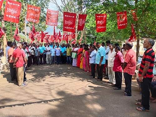 லோயர் கேம்ப்பில் பெரியாறு மின்சார உற்பத்தி நிலைய நுழைவாயிலில் ஆர்ப்பாட்டத்தில் ஈடுபட்டனர்.