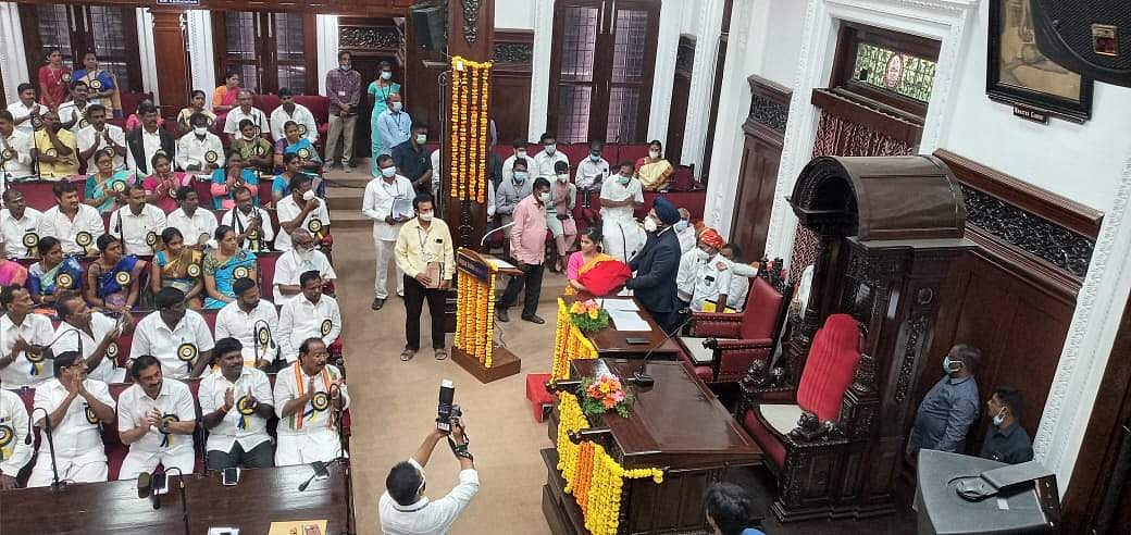 சென்னை மேயருக்கான அங்கியை பிரியாவுக்கு வழங்குகிறார் சென்னை மாநகர ஆணையர் ககன்தீப் சிங் பேடி