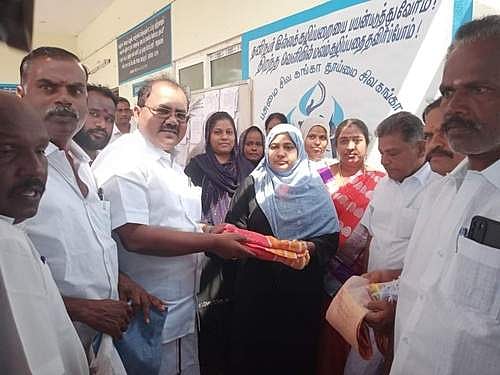 இளையான்குடி பேரூராட்சி மன்றத் தலைவராக திமுக சார்பில் தேர்வு செய்யப்பட்ட செய்யது ஜெசிமாவுக்கு கட்சியினர் வாழ்த்து தெரிவித்தனர்.