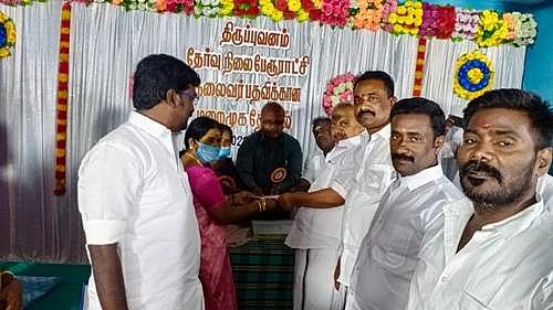 திருப்புவனம் பேரூராட்சித் தலைவராக தேர்வு செய்யப்பட்ட த.சேங்கைமாறனுக்கு கட்சியினர் வாழ்த்துத் தெரிவித்தனர்.