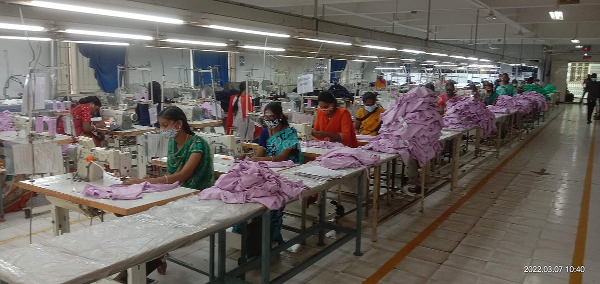 திருப்பூரில் உள்ள பின்னலாடை ஏற்றுமதி நிறுவனத்தில் பணியாற்றி வரும் பெண் தொழிலாளர்கள்.