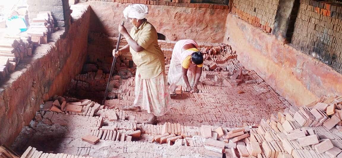 மானாமதுரையில் சித்துக்கல் தயாரிக்கும் காளவாசலில் வேலை செய்யும் பெண்கள்