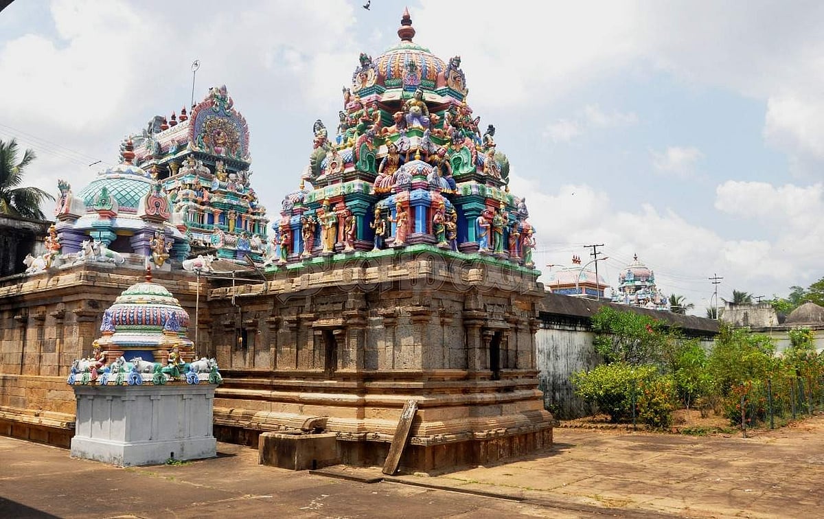 <strong>கோயிலின் வெளி பிரகாரம்</strong>